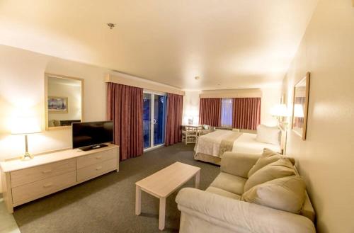 ein Hotelzimmer mit einem Sofa und einem Bett in der Unterkunft North Shore Inn at Lake Mead in Moapa Valley