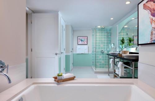 ein Badezimmer mit einer Badewanne und einem Waschbecken in der Unterkunft Ocean Key Resort & Spa, a Noble House Resort in Key West