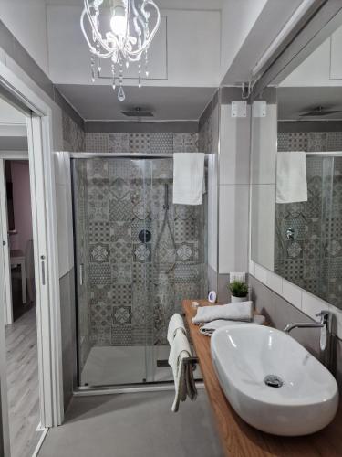 uma casa de banho com um lavatório e um chuveiro em Il Corso em Montesarchio