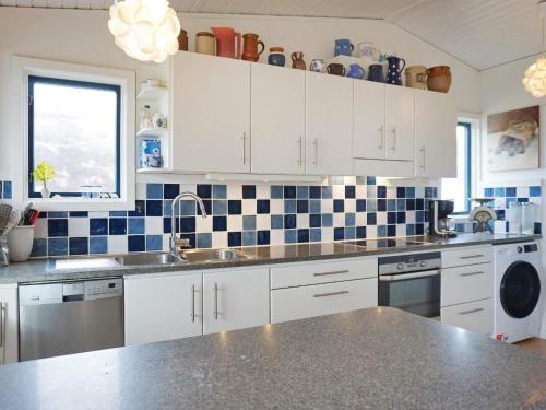 Кухня или мини-кухня в 4 star holiday home in Bovallstrand-By Traum
