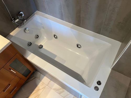a large white bath tub in a bathroom at Increíbles Vistas PRINCESA - Apartamento para 6 personas in Pas de la Casa