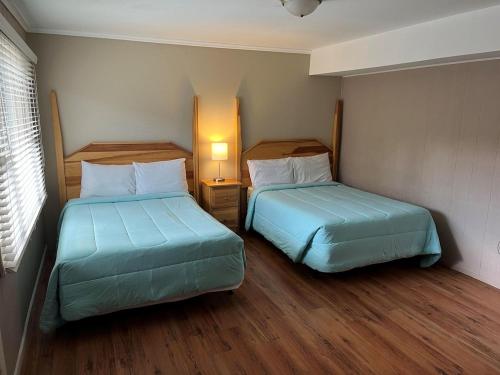 Postel nebo postele na pokoji v ubytování Community Court Motel