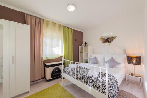 um quarto com uma cama branca e almofadas brancas em Barbarosa Sweet Dream 3 em Budapeste