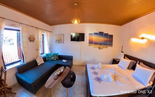 薩莫色雷斯島的住宿－Sun Oniro Studio，客厅配有沙发和1张床