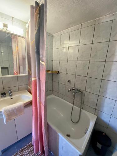 ein Badezimmer mit einer Dusche, einer Badewanne und einem Waschbecken in der Unterkunft Sun Oniro Studio in Samothráki