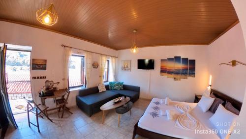 uma sala de estar com um sofá e uma mesa em Sun Oniro Studio em Samothráki