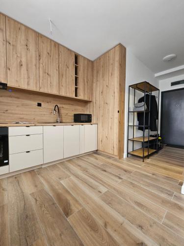 ヤホリナにあるSunset Pines Apt, Villa Montの木製の戸棚と黒板のある空のキッチン