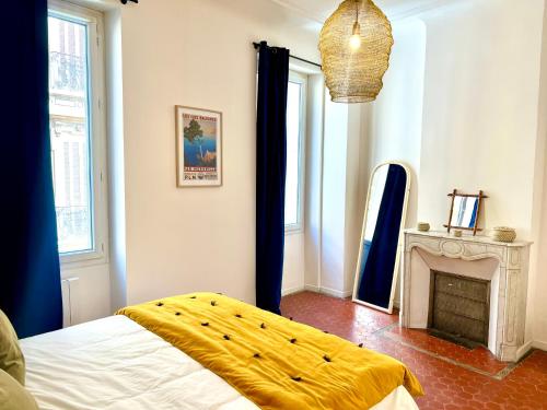 une chambre avec un lit et une cheminée dans l'établissement Casa Mandulina - Plein cœur du Quartier Préfecture, à Marseille