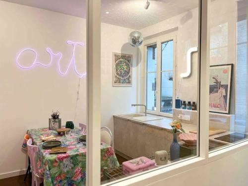 une chambre avec une table et une cuisine avec une fenêtre dans l'établissement La Galerie Dinard, à Dinard