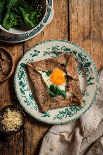 un plat avec un œuf et du pain grillé dans l'établissement La Galerie Dinard, à Dinard