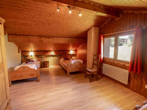 een kamer met 2 bedden in een houten huis bij Chalet Albiez-Montrond, 7 pièces, 14 personnes - FR-1-618-36 in Albiez-Montrond