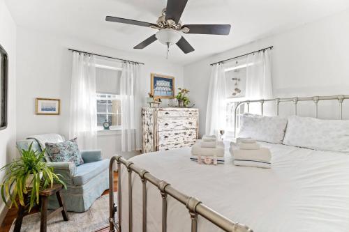 um quarto com uma cama e uma ventoinha de tecto em Cottage Serenity Haven em Barnstable