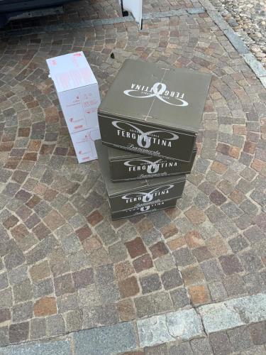 tres cajas de pizza sentadas en una acera de ladrillo en Hotel Modrin-Wellness, en Trutnov