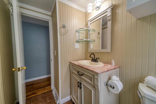 y baño con lavabo y espejo. en Comfortable 2 Bedroom Gateway nearby Downtown, en Barnstable