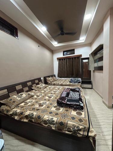 A bed or beds in a room at Hotel New agrawal pudi bhandar