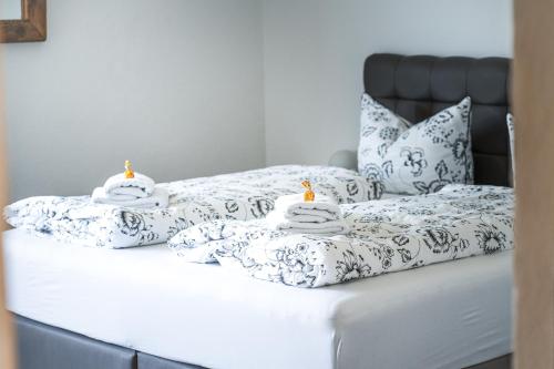 two beds with towels and pillows on top of them at Canisiusbrünnl Self- Check in in Innsbruck