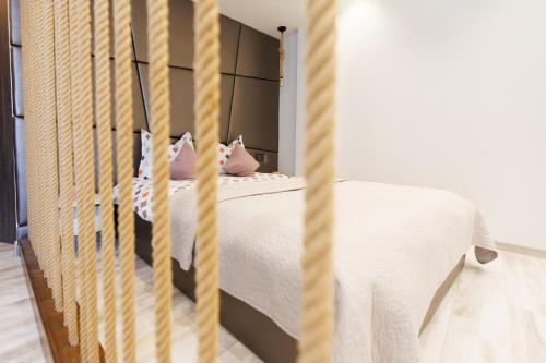 sypialnia z łóżkiem z drewnianym zagłówkiem w obiekcie Archi S lounge w mieście Gałacz