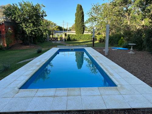 a swimming pool with blue water in a yard at Quinta las 4 M in Baradero