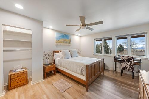 1 dormitorio con 1 cama y ventilador de techo en Windriver Retreat, en Teton Village
