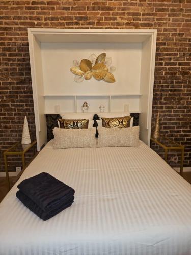 une chambre avec un lit avec une fleur au-dessus dans l'établissement Paris Montorgueil Seng, à Paris