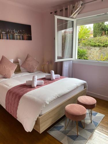 1 dormitorio con 1 cama grande y ventana en Maison face à la cité, en Carcassonne