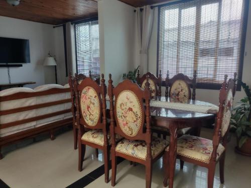 - une salle à manger avec une table et des chaises dans l'établissement Casa Vacacional cerca al Parque del Café, à Montenegro
