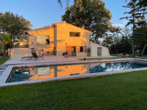 een huis met een zwembad voor een huis bij Domaine Dupaïs, 15 min du centre d’Aix en Provence in Aix-en-Provence