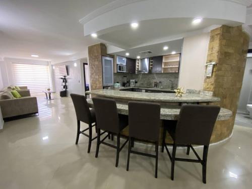 a large kitchen with a large marble table and chairs at PÉTALO PREMIUM in Porlamar