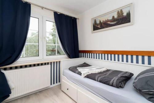a bedroom with a bed and a window at Fischerhaus 2, Ostsee, 5 Min. zum Strand, 8 Pers. in Kröslin