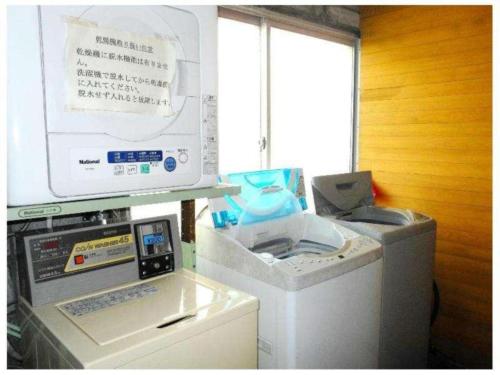 eine Waschmaschine und eine Waschmaschine im Zimmer in der Unterkunft Minshuku Suzu - Vacation STAY 25825v in Shimanto