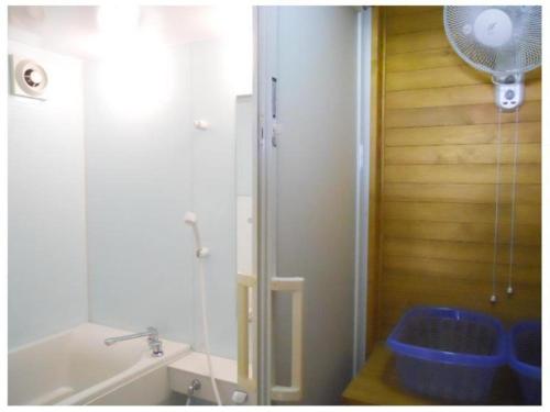 baño con bañera y ducha con ventilador en Minshuku Suzu - Vacation STAY 25825v, en Shimanto