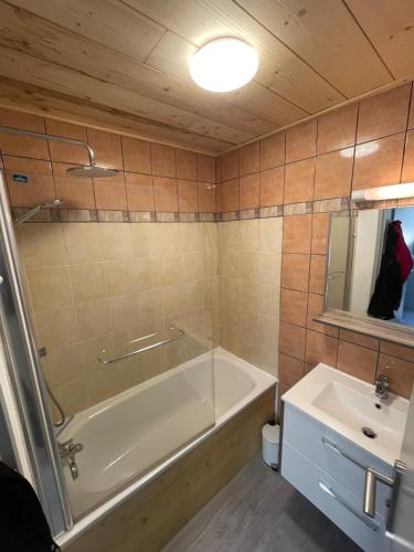une salle de bain avec une baignoire et un lavabo dans l'établissement Appart SFL 1650m, à Saint-François-Longchamp