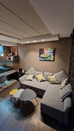 a living room with a couch and a table at Cosy Appartement Au Centre de Casablanca in Casablanca