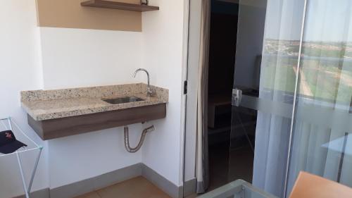 ein Badezimmer mit Waschbecken und Dusche in der Unterkunft Olimpia Park resort in Olímpia