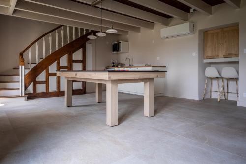 eine Küche mit einem Tisch in der Mitte eines Zimmers in der Unterkunft Love room - L'étincelle secrète in Le Ségur-Suech