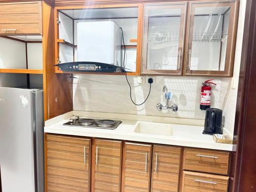 a kitchen with a sink and a stove at شقق ريجنسي للشقق المخدومة in Jazan