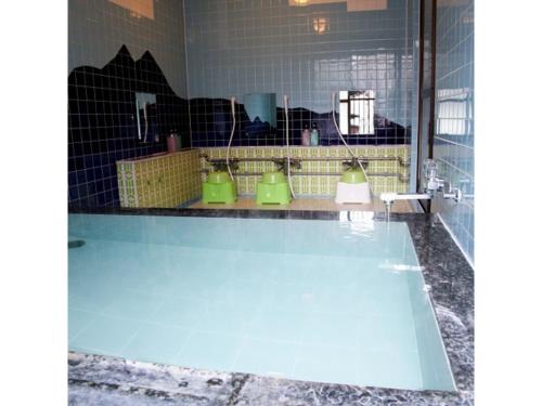 常總市的住宿－Tsukuba Town Hotel - Vacation STAY 65188v，浴室铺有蓝色瓷砖地板,配有镜子