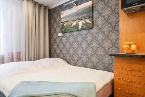 a bedroom with a bed and a painting on the wall at Pokoje u Pawloka in Ciche