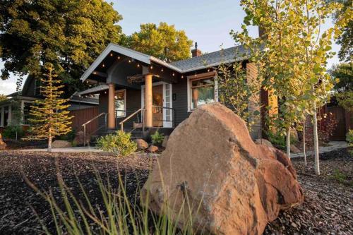 uma casa com uma grande pedra em frente em Assist the Bliss - SPA, Firesides, Griddle bbq em Twin Falls