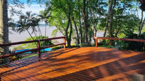 una terraza de madera con vistas al agua en Cabaña Santa Ana, en Santa Ana