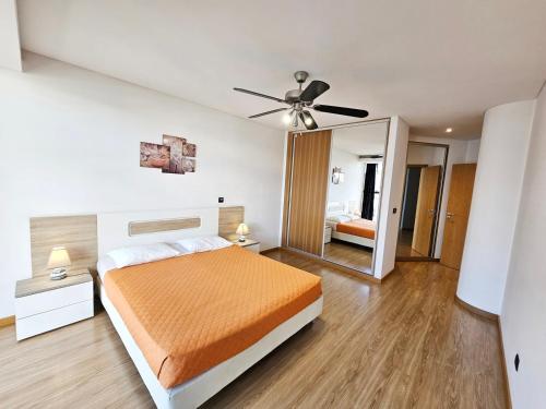 um quarto com uma cama e uma ventoinha de tecto em Anadia Atrium no Funchal
