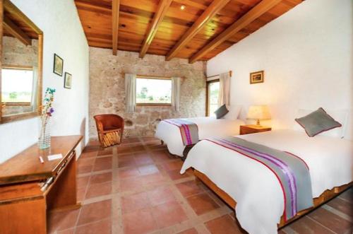 a bedroom with two beds in a room at Xani Mui in San Jerónimo Aculco