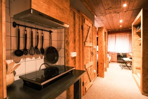 una cocina con utensilios colgando en la pared en Little Trees Apartment, en Benecko