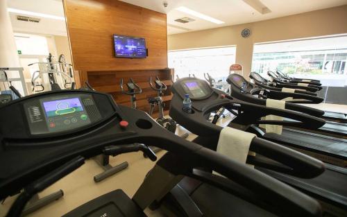 a gym with a bunch of treadmills in a room at V717 Maravilhoso flat em Brasília in Brasilia