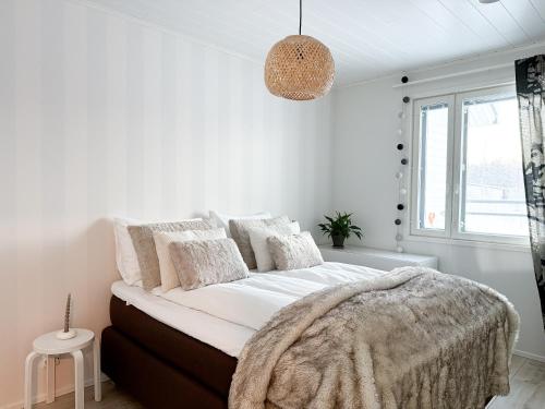 1 dormitorio con 1 cama grande y paredes blancas en Villa Arctic Aurora en Rovaniemi