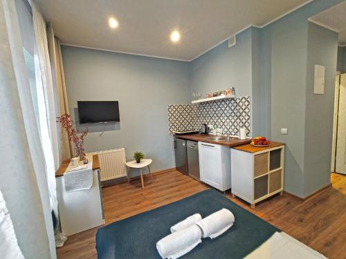 un salon avec une cuisine et un comptoir dans l'établissement Długa by Little Heaven, à Gdańsk