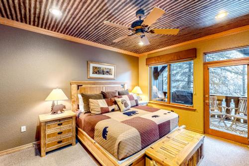 Un dormitorio con una cama y un ventilador de techo. en Aspenwood Lodge, Unit 203, en Edwards