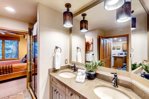 Un baño con dos lavabos y un espejo grande. en Aspenwood Lodge, Unit 203, en Edwards