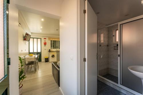 een kleine badkamer met een wastafel en een toilet bij Ocean Breeze in Porto Moniz