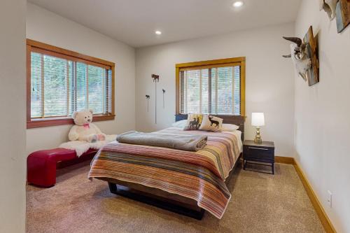 RonaldにあるThe Bear Hugのベッドルーム1室(大型ベッド1台、テディベア付)